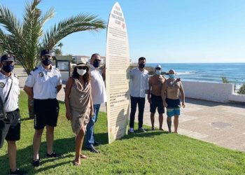 Orihuela señaliza una zona para la práctica del surf en Cala Cerrada