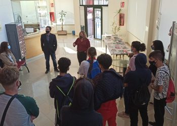Cámara Orihuela recibe la visita de una docena de usuarios del programa ‘Jove Oportunitat’