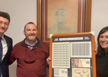 Juan Francisco Cayuelas dona a Orihuela los dos únicos sellos dedicados a Miguel Hernández