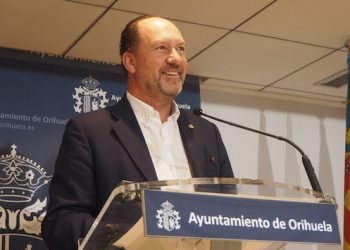 Orihuela celebra el anuncio de que el Aeropuerto Alicante-Elche lleve el nombre de Miguel Hernández