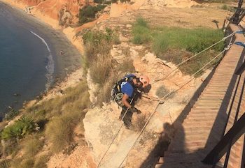 Medio Ambiente iniciará en los próximos días la limpieza del acantilado de Agua Marina