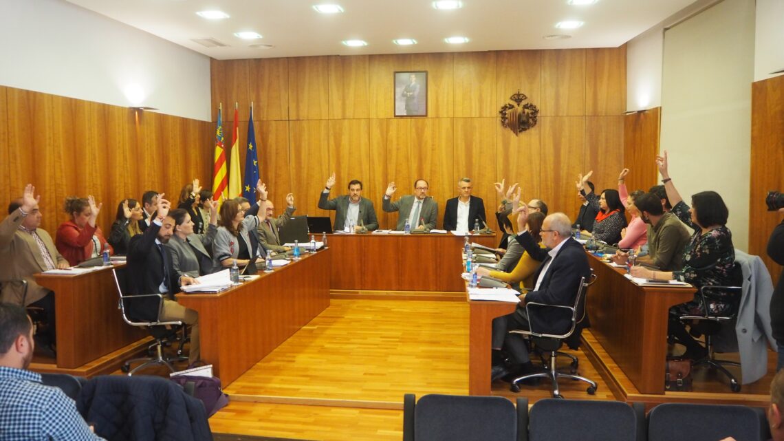 orihuela-pleno-aprueba-nombramiento-caballero-oscuro-abril-2019
