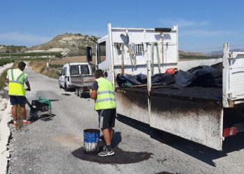 Infraestructuras de Orihuela realiza un plan de bacheo en caminos municipales