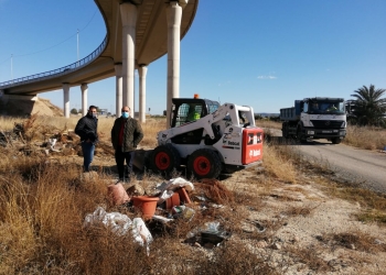 El Ayuntamiento de Orihuela retira las escombreras en distintos caminos rurales