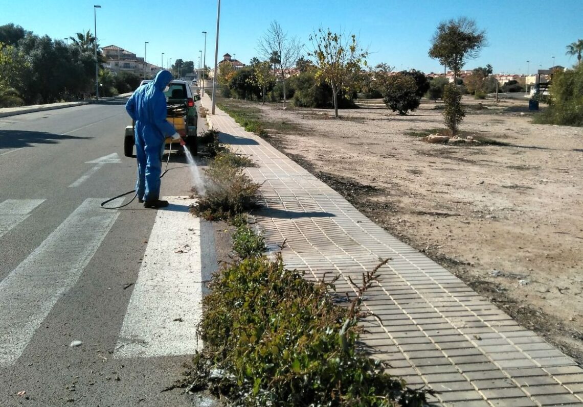 Retirada de restos vegetales y de fumigación de los viales en Orihuela Costa