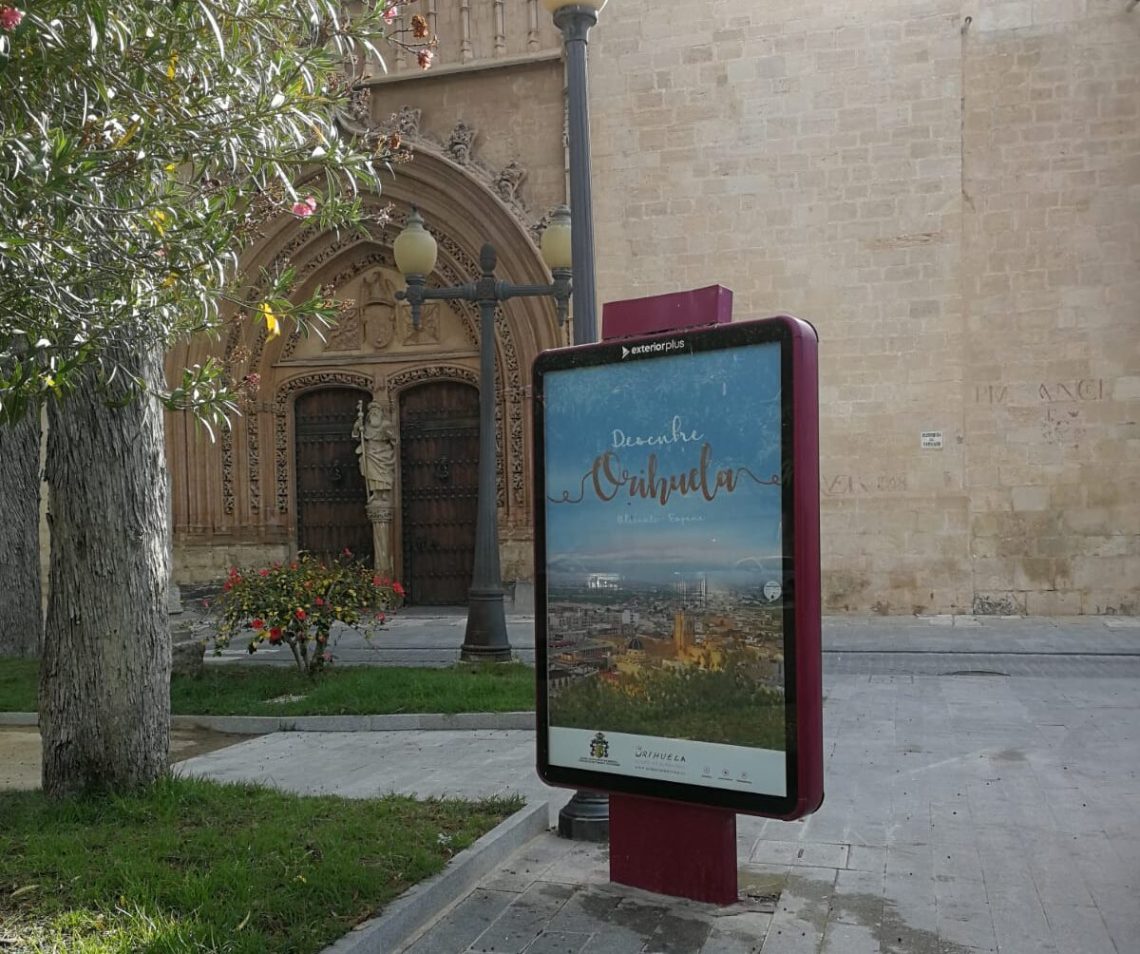 Orihuela promociona su imagen de destino en el mobiliario urbano y mejora la señalética turística