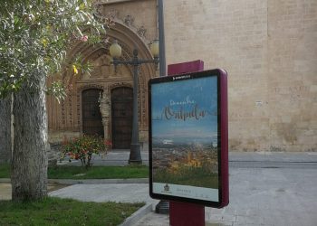 Orihuela promociona su imagen de destino en el mobiliario urbano y mejora la señalética turística