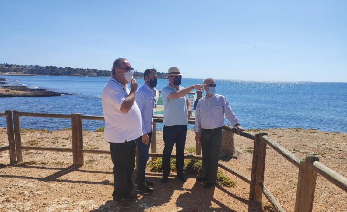 Orihuela estrena senda peatonal y una guía de campo sobre la flora de la Cala de la Glea