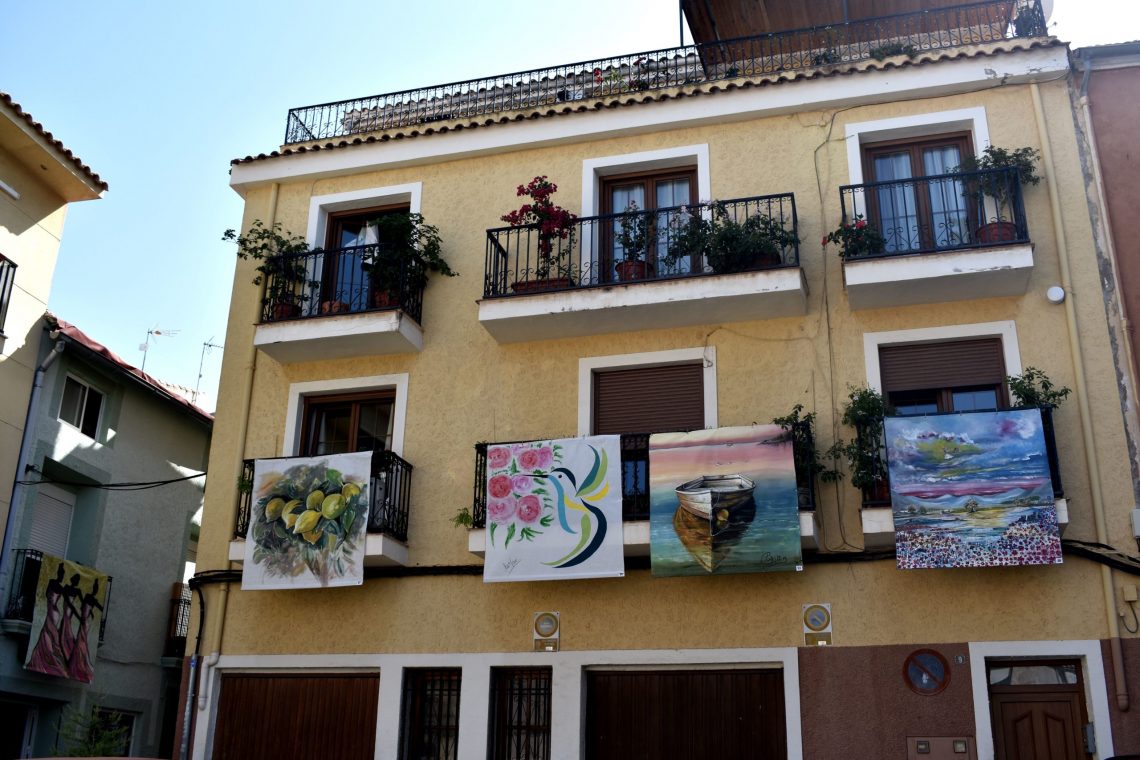 Petrer convierte sus balcones en un laberinto artístico de pintura al aire libre