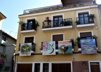 Petrer convierte sus balcones en un laberinto artístico de pintura al aire libre