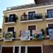 Petrer convierte sus balcones en un laberinto artístico de pintura al aire libre