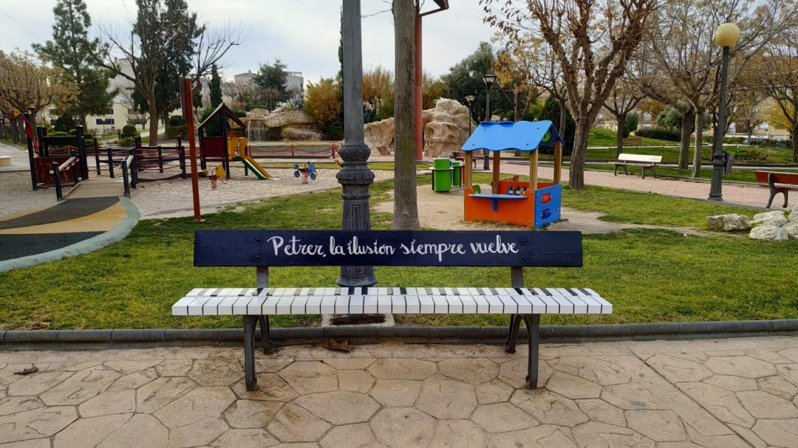 La Navidad también llega a los parques con arte urbano en los bancos