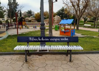 La Navidad también llega a los parques con arte urbano en los bancos