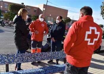 Petrer devuelve a la ciudad su solidaridad con la donación de tapones en forma de bancos reciclados