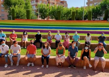 Petrer pinta una bandera del Orgullo LGTBQ+ de 240 m² en las gradas de El Campet