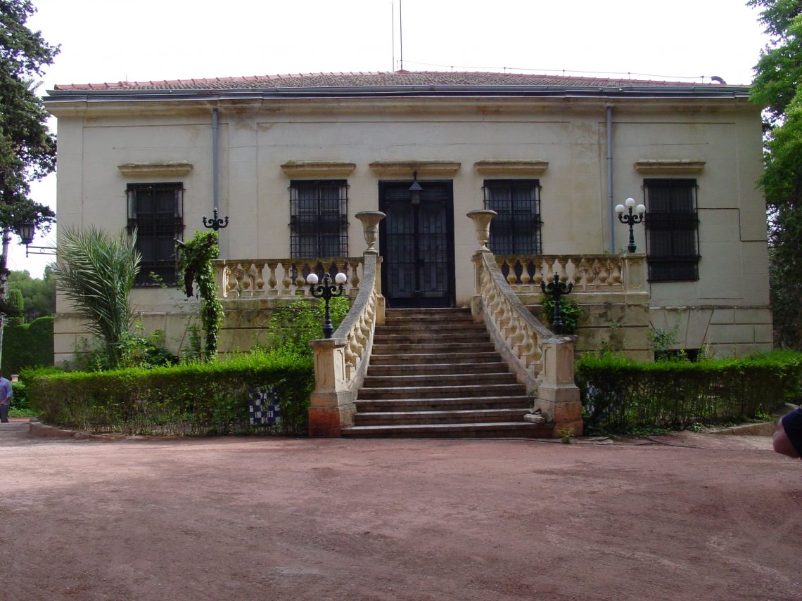 El Pleno del Consell ha aprobado el decreto por el que se declara Bien de Interés Cultural (BIC), con categoría de lugar histórico, la finca El Poblet de Petrer. La tramitación del expediente se inició por resolución de incoación de 19 de febrero de 2019, de la Conselleria de Educación, Investigación, Cultura y Deporte. Al conocer la noticia, la alcaldesa de Petrer, Irene Navarro, ha expresado que “este es un hito muy importante para Petrer, no solo en cuanto a reconocimiento y puesta en valor de nuestro patrimonio, sino también a nivel turístico, ya que va a suponer un referente y atractivo más para muchas personas de fuera de Petrer que decidan visitarnos”. Por su parte, el concejal de Cultura y Patrimonio, Fernando Portillo, ha querido recordar que “este reconocimiento llega una década después de que el Centro de Estudios Locales de Petrer realizase la primera solicitud formal para el inicio de la tramitación”, y ha mostrado su agradecimiento al esfuerzo y trabajo del Centro de Estudios Locales como iniciadores de la tramitación y a Boni Navarro, historiador local que “es quien más ha peleado e investigado y divulgado este suceso histórico”, en palabras del concejal. En el expediente constan los informes favorables del Consell Valencià de Cultura, de la Real Academia de Bellas Artes de San Carlos y de la Universidad de Alicante. Además, se solicitó informe a las consellerías afectadas, sin que se haya formulado ninguna alegación. La finca El Poblet tiene una singular relevancia histórica derivada de su protagonismo en los últimos momentos de la Guerra Civil. Constituye uno de los lugares más interesantes de la provincia de Alicante relacionados con la Guerra Civil, al ser, en febrero del año 1939, la última sede de la Presidencia del Gobierno de la II República Española. Esta relevancia histórica se reconoce ahora mediante la declaración como bien de interés cultural. Los orígenes de la finca El Poblet, ubicada a unos dos kilómetros del casco urbano de Petrer, se remontan a principios del siglo XIX. Confiscada durante los años de la Guerra Civil, se utilizó como colonia infantil para niños refugiados, hospital militar y, posteriormente, centro de control aéreo. Por este uso militar la finca también es conocida con el nombre de 'Posición Yuste'. El lugar sirvió como residencia del presidente del Gobierno republicano, Juan Negrín, al menos entre el 28 de febrero y el 6 de marzo de 1939 y se celebraron los dos últimos Consejos de Ministros del Gobierno de la República. La finca cuenta con tres edificios que son la casa principal, un pabellón y una tercera edificación más antigua. También cuenta con un jardín con balsas, un invernadero y una glorieta.
