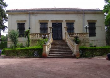 El Pleno del Consell ha aprobado el decreto por el que se declara Bien de Interés Cultural (BIC), con categoría de lugar histórico, la finca El Poblet de Petrer. La tramitación del expediente se inició por resolución de incoación de 19 de febrero de 2019, de la Conselleria de Educación, Investigación, Cultura y Deporte. Al conocer la noticia, la alcaldesa de Petrer, Irene Navarro, ha expresado que “este es un hito muy importante para Petrer, no solo en cuanto a reconocimiento y puesta en valor de nuestro patrimonio, sino también a nivel turístico, ya que va a suponer un referente y atractivo más para muchas personas de fuera de Petrer que decidan visitarnos”. Por su parte, el concejal de Cultura y Patrimonio, Fernando Portillo, ha querido recordar que “este reconocimiento llega una década después de que el Centro de Estudios Locales de Petrer realizase la primera solicitud formal para el inicio de la tramitación”, y ha mostrado su agradecimiento al esfuerzo y trabajo del Centro de Estudios Locales como iniciadores de la tramitación y a Boni Navarro, historiador local que “es quien más ha peleado e investigado y divulgado este suceso histórico”, en palabras del concejal. En el expediente constan los informes favorables del Consell Valencià de Cultura, de la Real Academia de Bellas Artes de San Carlos y de la Universidad de Alicante. Además, se solicitó informe a las consellerías afectadas, sin que se haya formulado ninguna alegación. La finca El Poblet tiene una singular relevancia histórica derivada de su protagonismo en los últimos momentos de la Guerra Civil. Constituye uno de los lugares más interesantes de la provincia de Alicante relacionados con la Guerra Civil, al ser, en febrero del año 1939, la última sede de la Presidencia del Gobierno de la II República Española. Esta relevancia histórica se reconoce ahora mediante la declaración como bien de interés cultural. Los orígenes de la finca El Poblet, ubicada a unos dos kilómetros del casco urbano de Petrer, se remontan a principios del siglo XIX. Confiscada durante los años de la Guerra Civil, se utilizó como colonia infantil para niños refugiados, hospital militar y, posteriormente, centro de control aéreo. Por este uso militar la finca también es conocida con el nombre de 'Posición Yuste'. El lugar sirvió como residencia del presidente del Gobierno republicano, Juan Negrín, al menos entre el 28 de febrero y el 6 de marzo de 1939 y se celebraron los dos últimos Consejos de Ministros del Gobierno de la República. La finca cuenta con tres edificios que son la casa principal, un pabellón y una tercera edificación más antigua. También cuenta con un jardín con balsas, un invernadero y una glorieta.