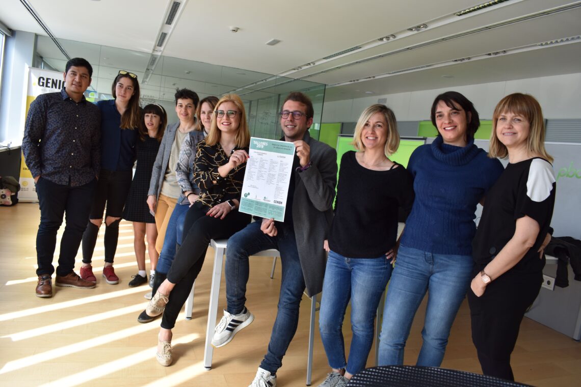 La concejalía de Desarrollo Económico de Petrer ha presentado hoy los nuevos talleres gratuitos que impartirán las personas que forman parte del coworking social El Teixidor 2019. Se trata de formación no reglada que constará de un día de teoría y otro de prácticas en el que los participantes podrán mejorar sus competencias profesionales en distintos ámbitos. En este sentido, David Morcillo, concejal de Desarrollo Económico, ha anunciado que “este año la novedad es que estos emprendedores van a dar cursos de manera gratuita a la gente”, algo que “forma parte de lo que viene siendo el retorno social” del coworking social El Teixidor. En concreto se han programado cinco talleres que se impartirán entre abril y junio y que girarán en torno al posicionamiento de las empresas en internet, el interiorismo low cost, videojuegos y e-sports, inteligencia emocional y técnicas para empresas de moda y calzado. Las personas interesadas en los talleres deberán apuntarse desde la página web de petreremprende.es aproximadamente un mes antes de cada curso. Por su parte, Irene Navarro, alcaldesa de Petrer ha querido agradecer a los participantes de El Teixidor “su dedicación” y su “implicación con sus propios proyectos, que al final son proyectos que van a beneficiar al conjunto de la ciudad de Petrer”; ya que son precisamente las personas que participan en este coworking social las que “van a hacer de mentores ofreciendo clases y cursos de formación”. Aunque se seguirá manteniendo la parte de colaboración con las entidades sociales.