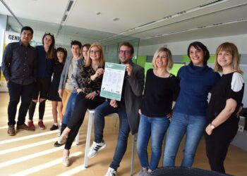 La concejalía de Desarrollo Económico de Petrer ha presentado hoy los nuevos talleres gratuitos que impartirán las personas que forman parte del coworking social El Teixidor 2019. Se trata de formación no reglada que constará de un día de teoría y otro de prácticas en el que los participantes podrán mejorar sus competencias profesionales en distintos ámbitos. En este sentido, David Morcillo, concejal de Desarrollo Económico, ha anunciado que “este año la novedad es que estos emprendedores van a dar cursos de manera gratuita a la gente”, algo que “forma parte de lo que viene siendo el retorno social” del coworking social El Teixidor. En concreto se han programado cinco talleres que se impartirán entre abril y junio y que girarán en torno al posicionamiento de las empresas en internet, el interiorismo low cost, videojuegos y e-sports, inteligencia emocional y técnicas para empresas de moda y calzado. Las personas interesadas en los talleres deberán apuntarse desde la página web de petreremprende.es aproximadamente un mes antes de cada curso. Por su parte, Irene Navarro, alcaldesa de Petrer ha querido agradecer a los participantes de El Teixidor “su dedicación” y su “implicación con sus propios proyectos, que al final son proyectos que van a beneficiar al conjunto de la ciudad de Petrer”; ya que son precisamente las personas que participan en este coworking social las que “van a hacer de mentores ofreciendo clases y cursos de formación”. Aunque se seguirá manteniendo la parte de colaboración con las entidades sociales.