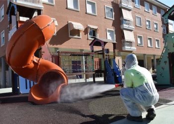 Petrer pone en marcha un plan especial de desinfección de áreas de juegos infantiles