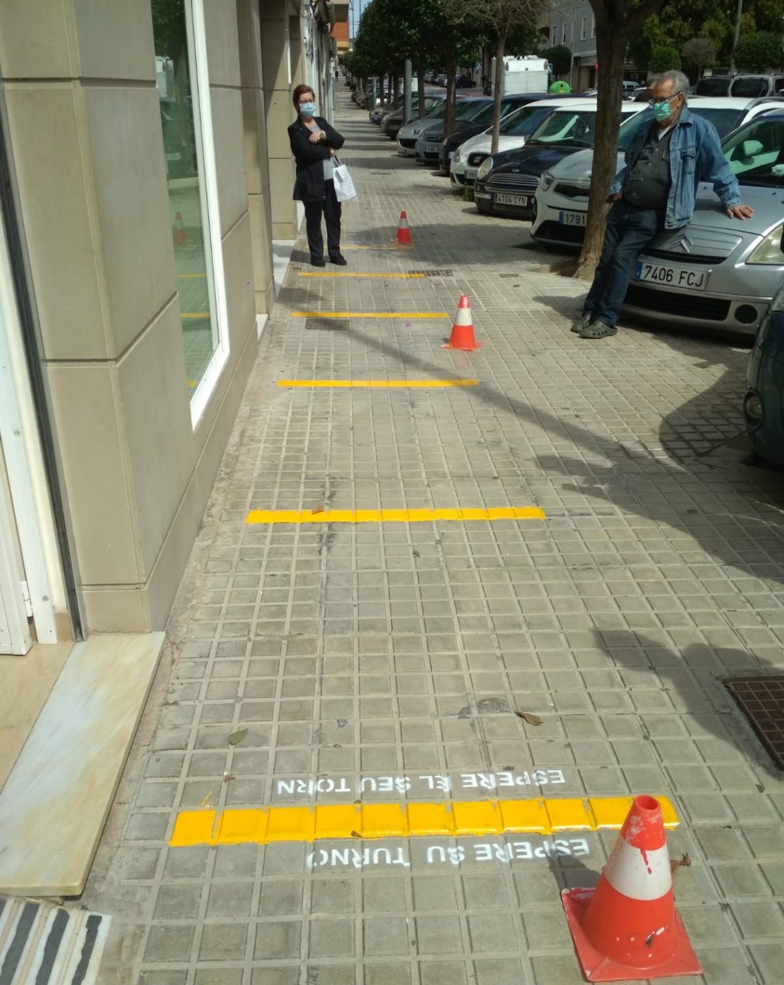 petrer-marcas-separacion-colas-farmacia-abril-1