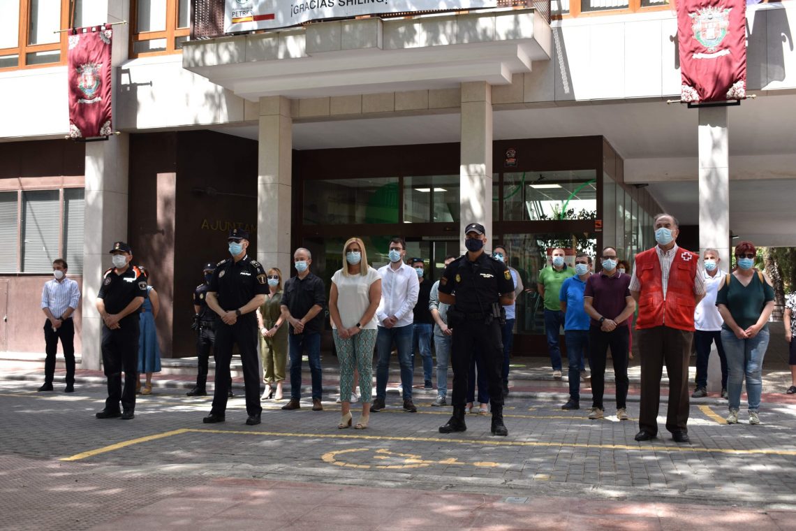 Petrer guarda un minuto de silencio en homenaje a las víctimas del coronavirus