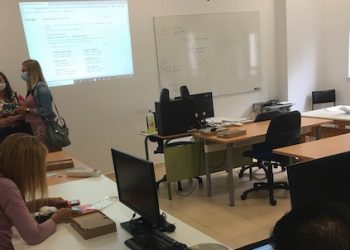 Servicios Sociales enseña competencias digitales a grupos vulnerables