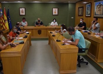 Petrer amplia la plantilla de su empresa municipal para intensificar la limpieza de los colegios