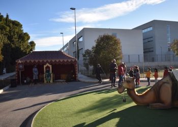 Los Pajes de los Reyes Magos llevan la ilusión a todos los colegios de Petrer