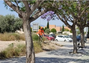 Servicios Generales de Petrer acomete el desbroce de maleza en 180.898 m2 de solares municipales
