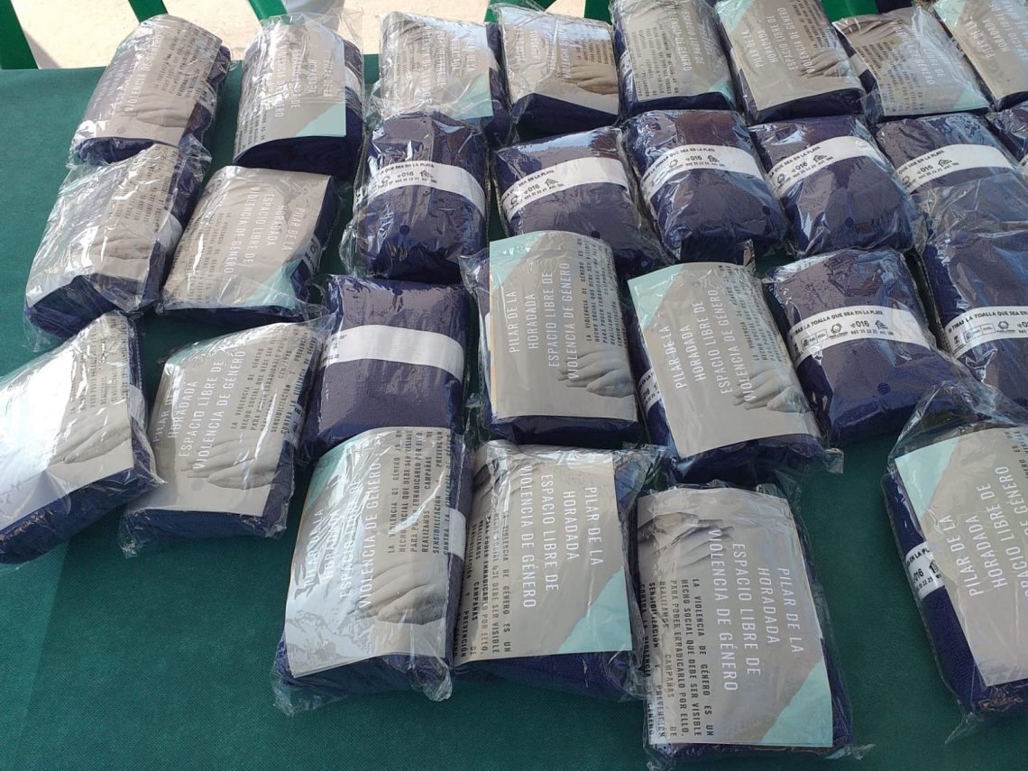 Pilar de la Horadada pone en marcha la campaña «si tiras la toalla, que sea en la playa»