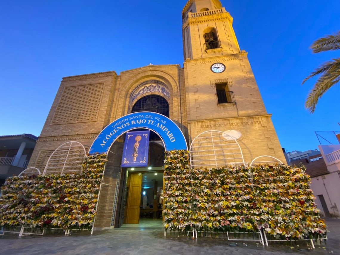 Pilar de la Horadada celebra una atípica ofrenda a la Patrona