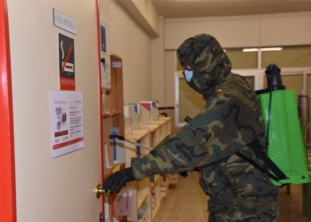 El Ejército de Tierra realiza una desinfección exhaustiva en el colegio Santa Catalina de Pinoso