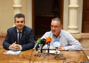 rafa-saez-concejal-cultura-novelda-y-joan-borja-director-publicaciones-gil-albert-diciembre-2018