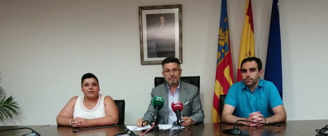 Rafal inaugura en ´La Graná` una escultura que recuerda al emblemático fruto