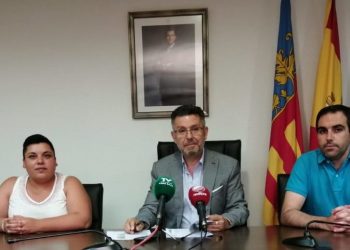 Rafal inaugura en ´La Graná` una escultura que recuerda al emblemático fruto