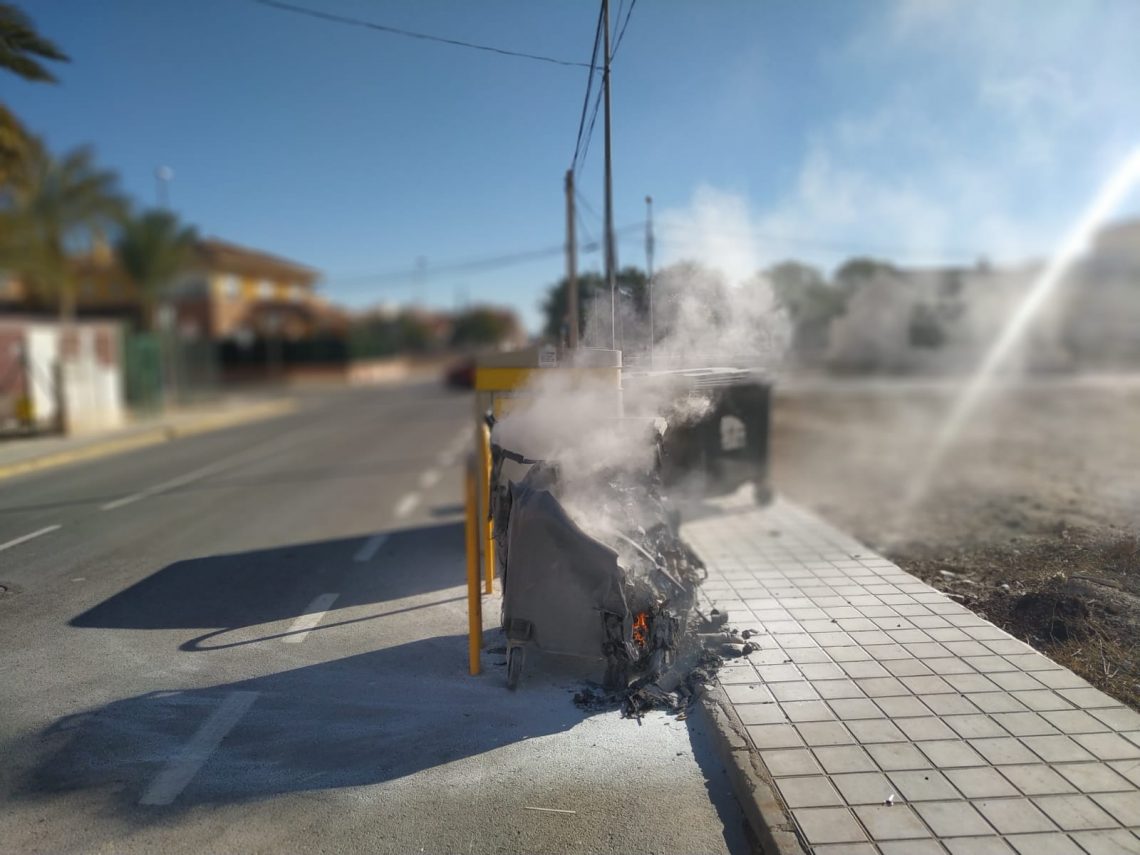 La Policía de Redován advierte del peligro de incendio que supone el vertido de restos de hogueras al contenedor