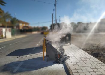 La Policía de Redován advierte del peligro de incendio que supone el vertido de restos de hogueras al contenedor