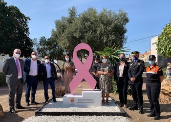 San Fulgencio inaugura un monumento en recuerdo y apoyo a las mujeres que padecen cáncer de mama