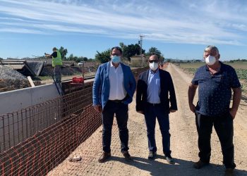 El alcalde de San Fulgencio visita las obras de reparación de daños de la DANA