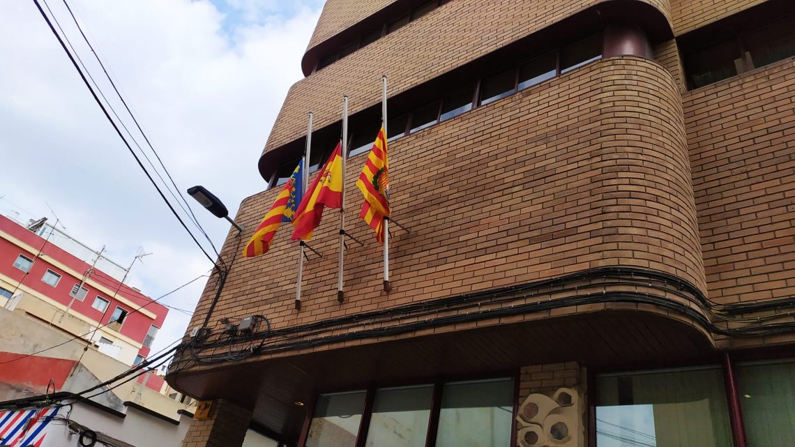 santa-pola-bandera-media-asta-casa-cultura-marzo-2020