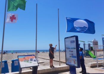 Izada de Banderas Azules en las playas de Santa Pola