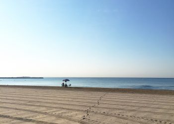 Las playas de Santa Pola se preparan para la temporada estival