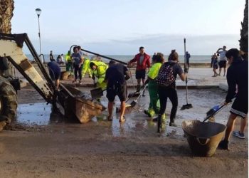 santa-pola-vecinos-limpiando-los-desastres-de-la-dana-octubre-2019
