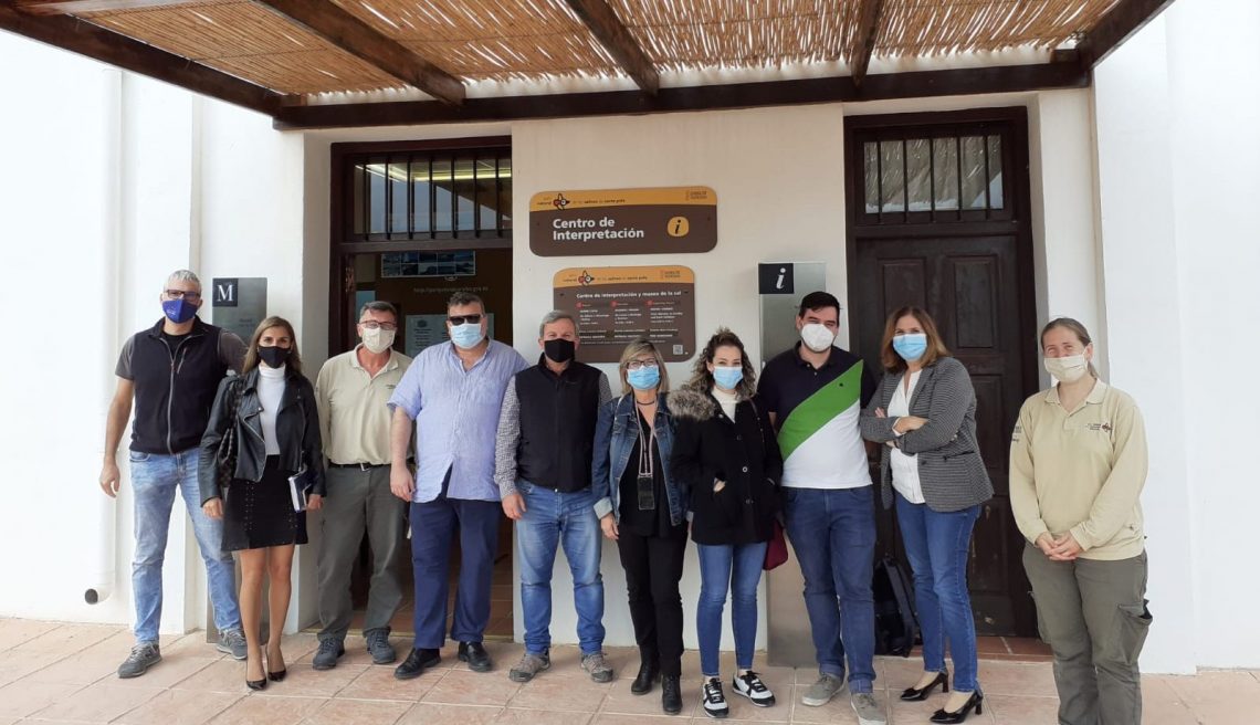 La alcaldesa de Santa Pola visita el Parque Natural de las Salinas