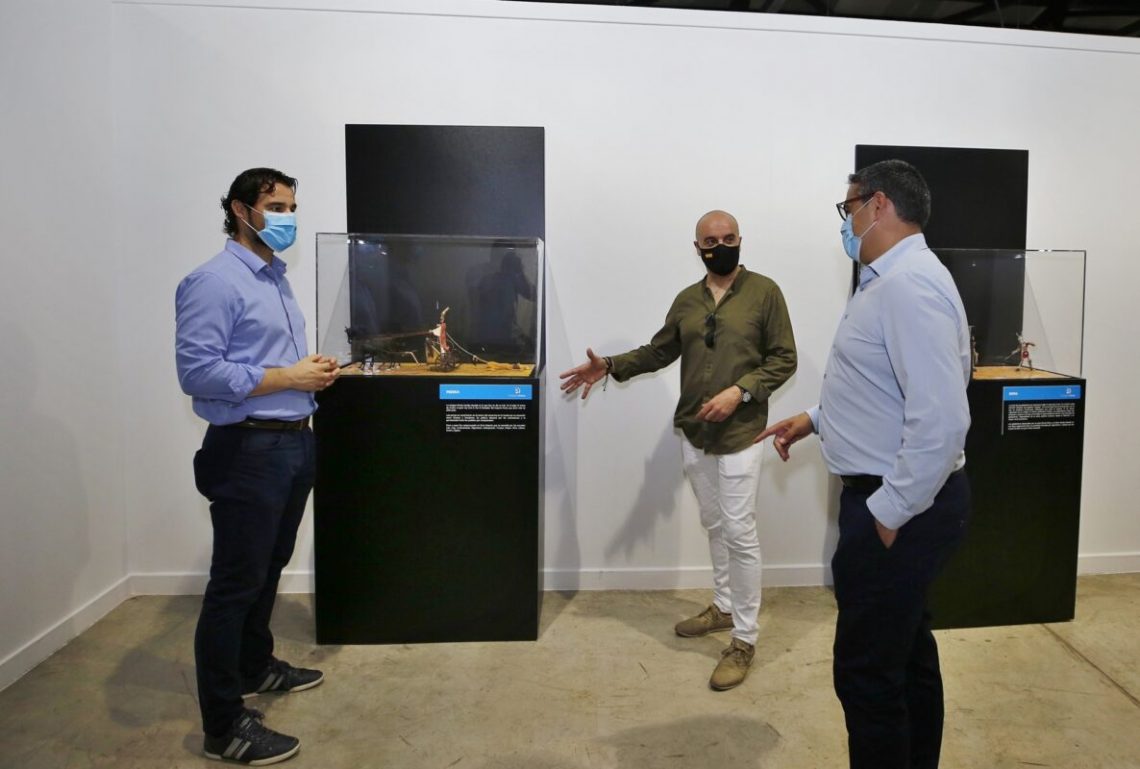 El alcalde y concejal de Cultura de Torrevieja visitan la exposición «Pastihistoria de la Humanidad»