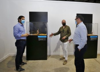 El alcalde y concejal de Cultura de Torrevieja visitan la exposición «Pastihistoria de la Humanidad»