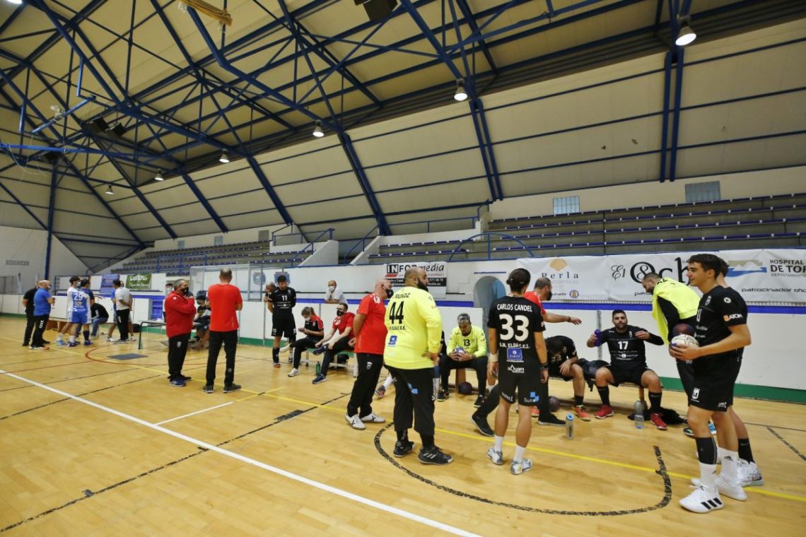 El Torrevieja-Salud se queda solo en su decisión de no jugar