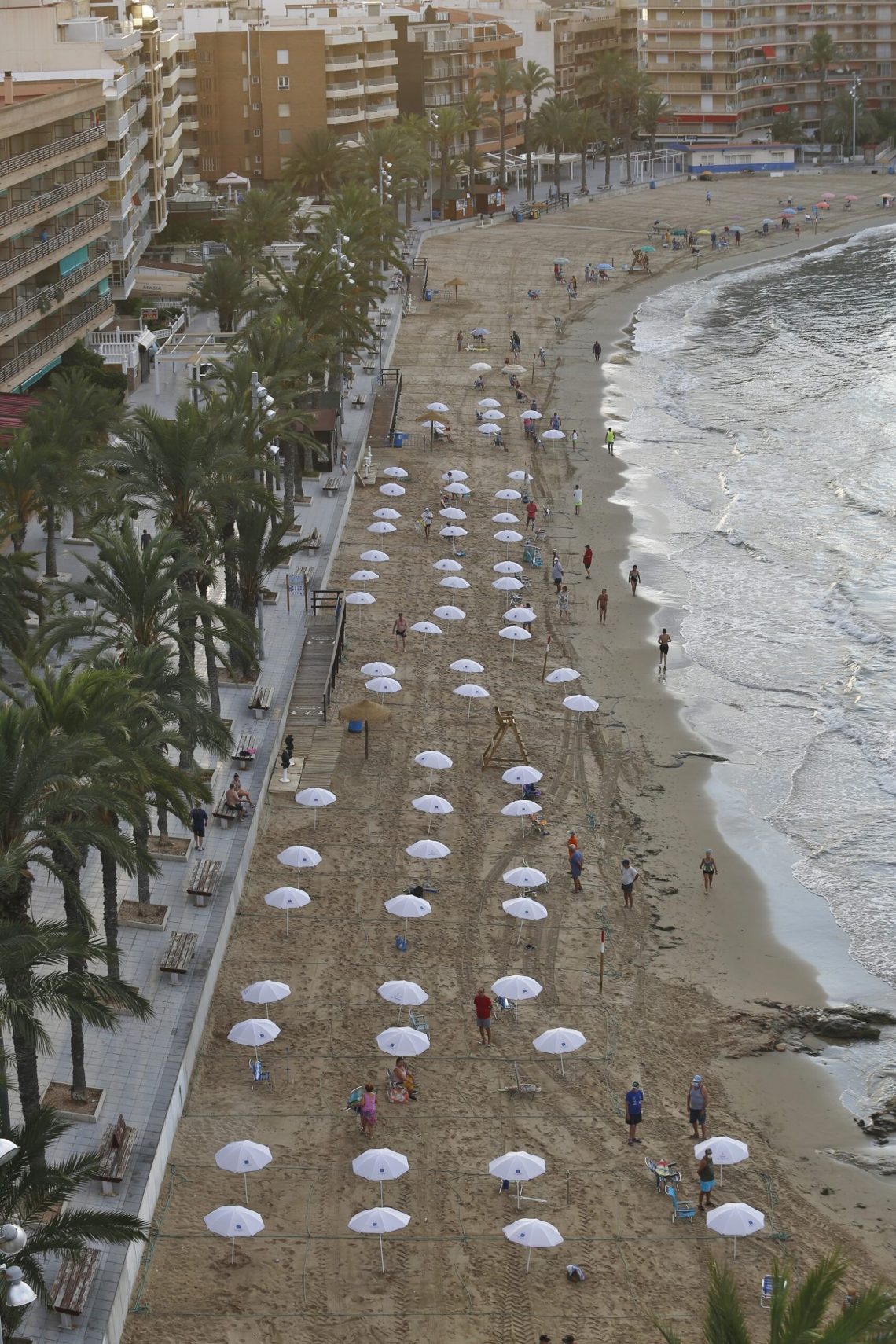 Comercio y APYMECO distribuyen más de cien sombrillas en la playa de cura