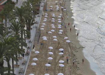 Comercio y APYMECO distribuyen más de cien sombrillas en la playa de cura
